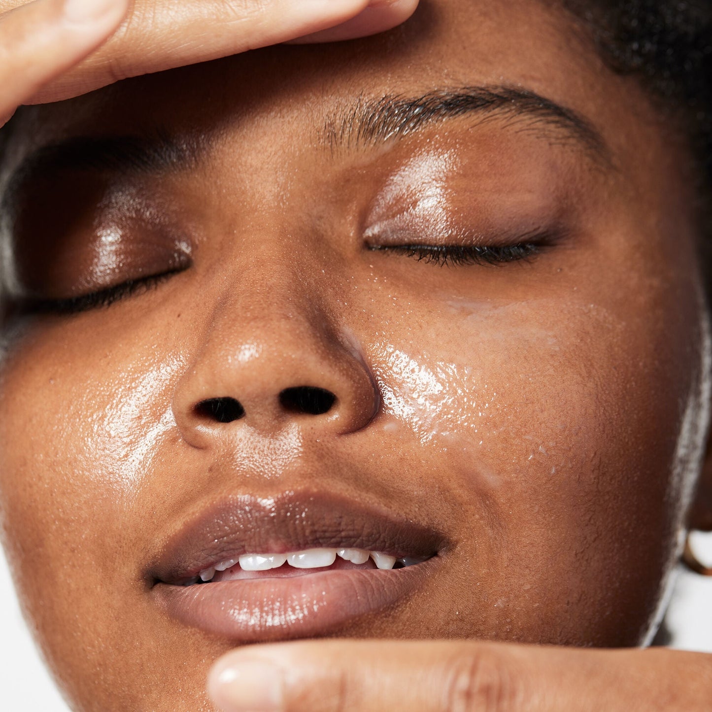 holy-hydration-makeup-melting-cleansing-balm-o9 040822_Model_HH-Cleansingbalm_044_RT2-V1_IGF_6a40ae53-ccc2-4a83-9d08-7c99f2dc2b4b.jpg