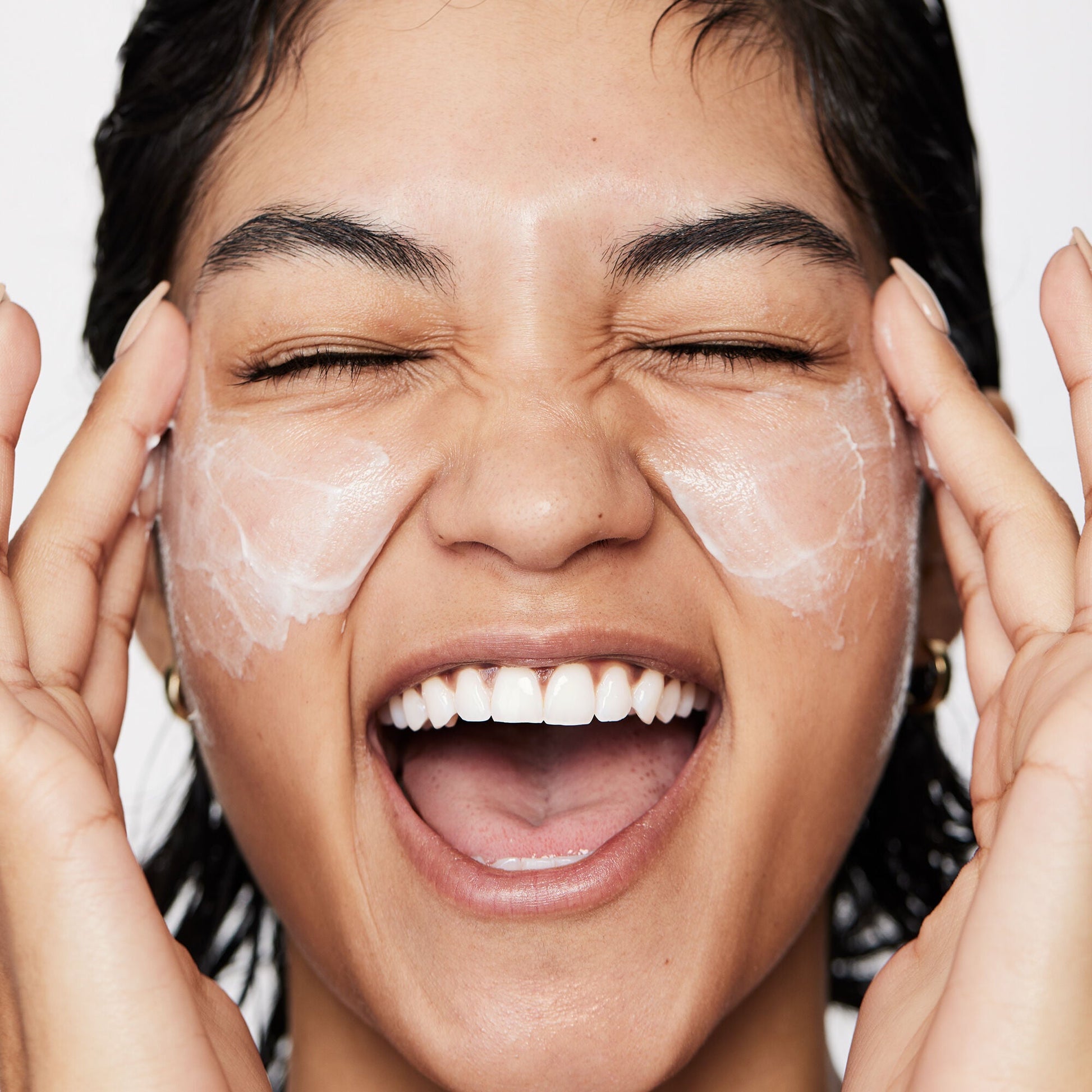 pure-skin-moisturizer-i7 040822_Model_Pure-Moisturizer_200_RT2-V1_RGB040822_Model_Pure-Moisturizer_200_RT2-V1_V1_IGF.jpg
