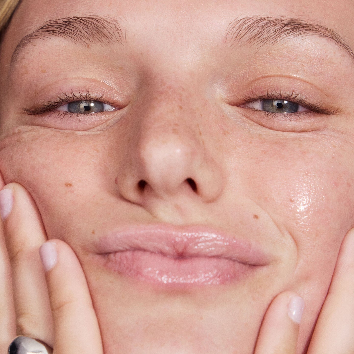 thirst-burst-pore-fecting-toner-x0 042125_SKIN_TBT_Madison_ModelApp_1086_RGB_IGF.jpg