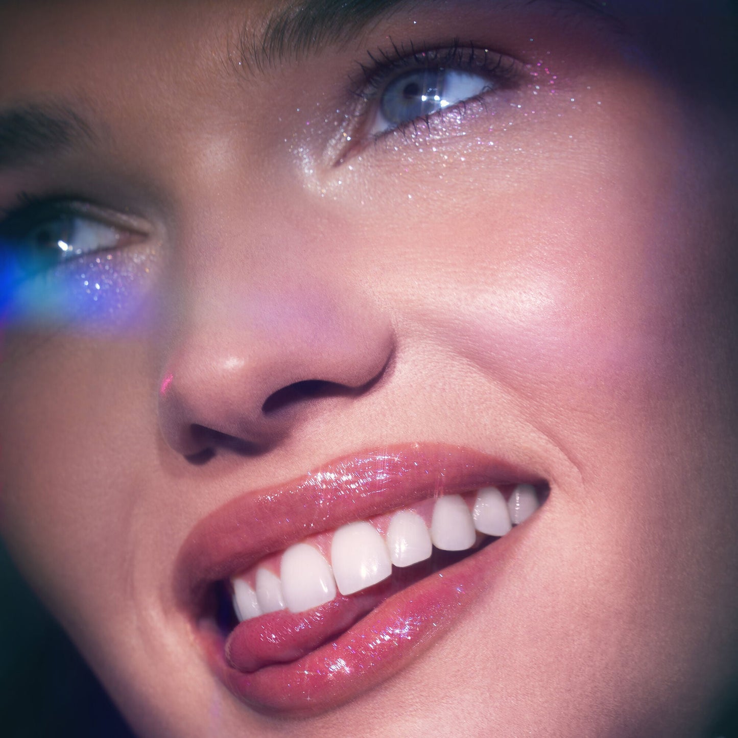 glow-reviver-lip-oil-glimmer-r0 053124_Lily_LipOil_OFace_FineAsFleck_0315_v4_RGB_IGF.jpg