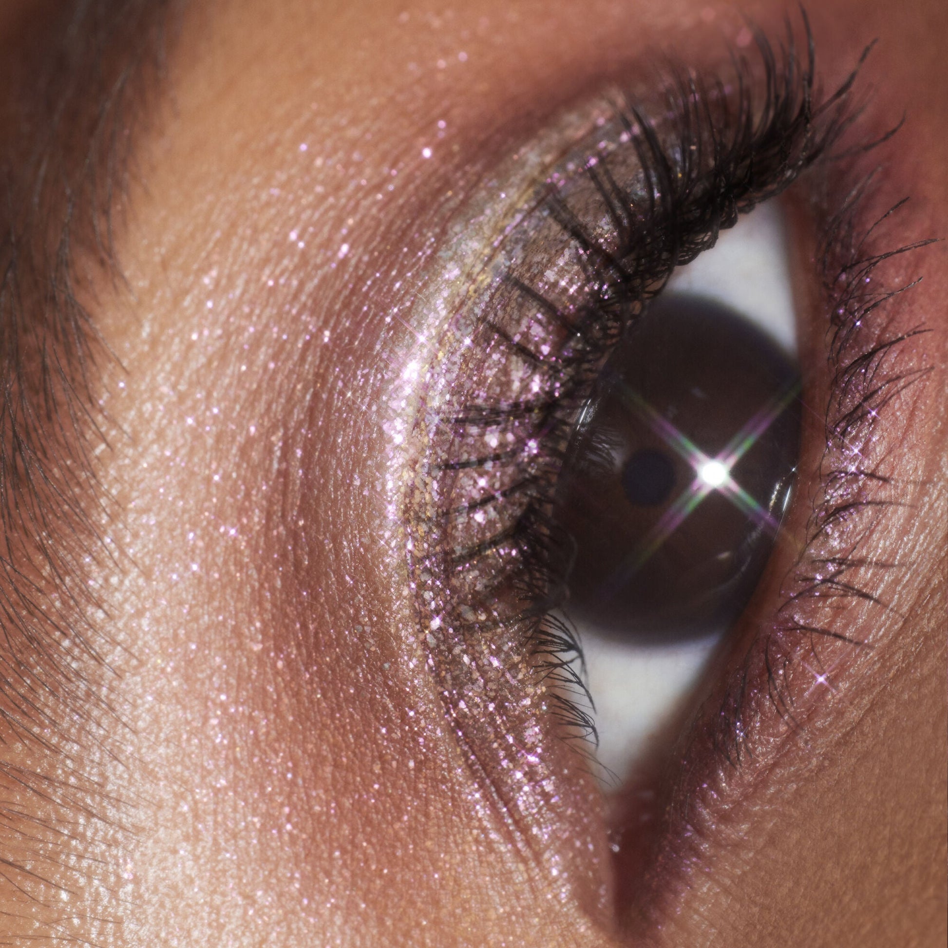 duochrome-liquid-eyeshadow-i5 061223_Chi_SparkPink_0023_FINAL_RGB_IGF.jpg