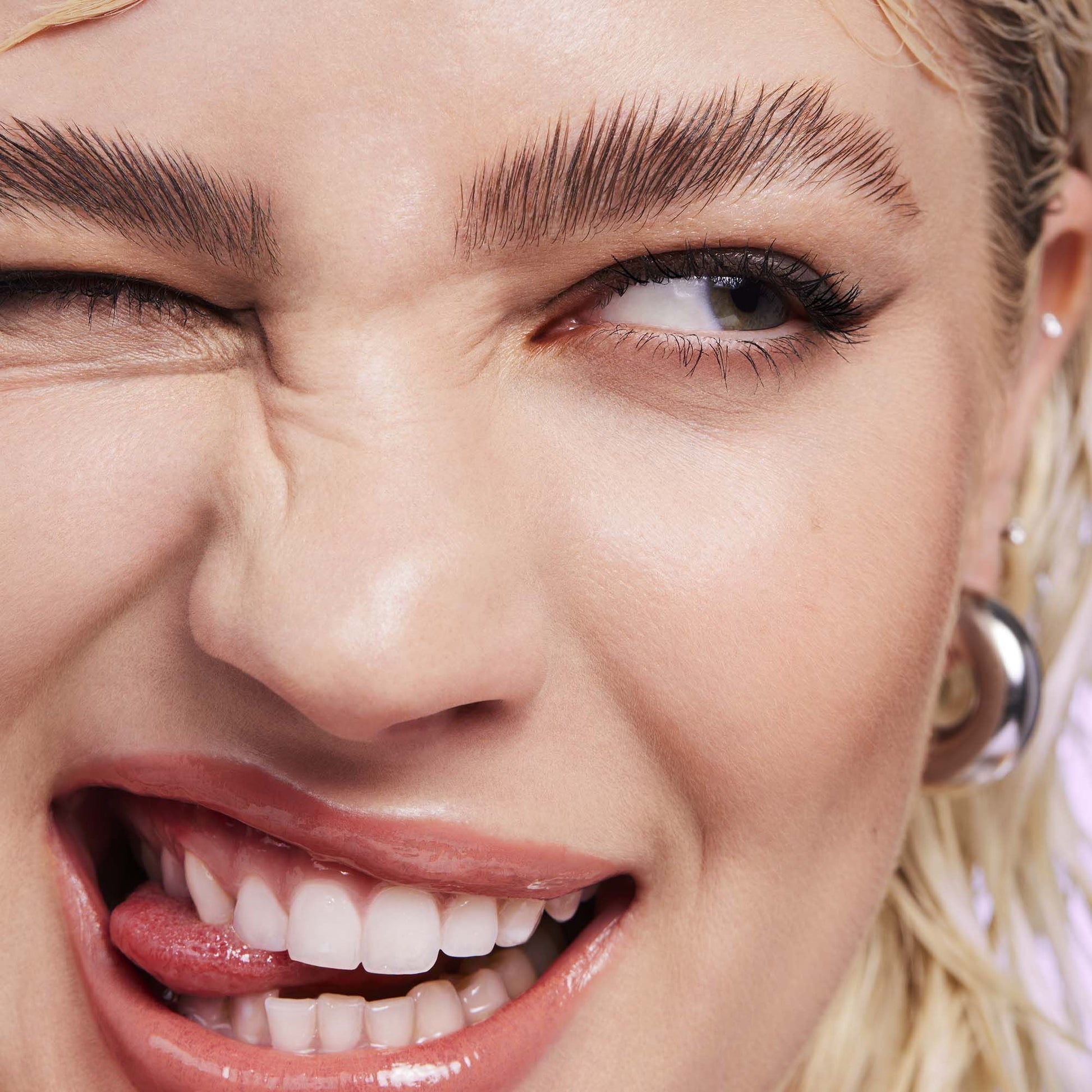 brow-laminating-gel-a5 110923_Genevieve_BrowGel_App-Vibe_6982_RGB_IGF.jpg
