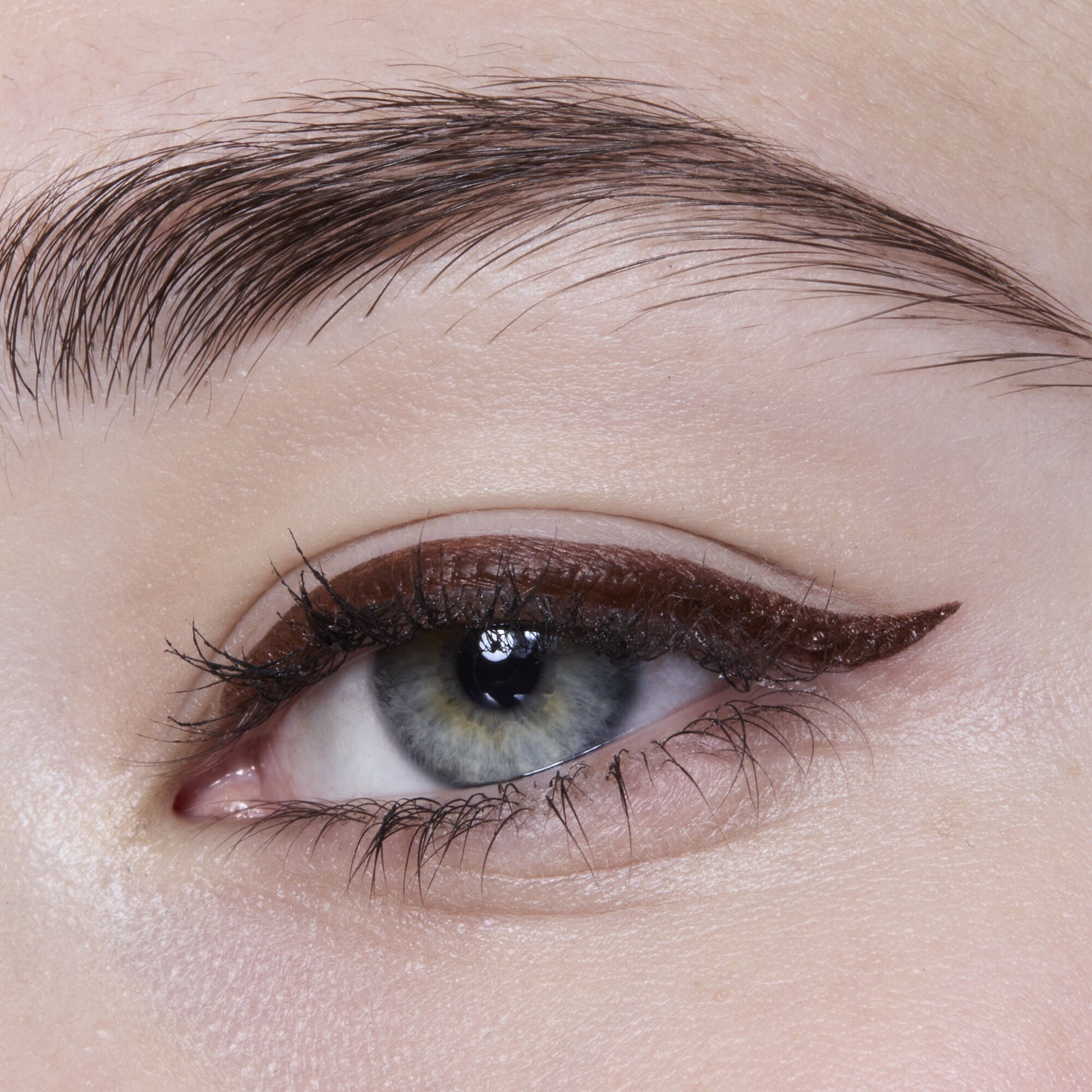 h2o-proof-eyeliner-pen-s5 81606_H20_PROOF_EYELINER_20PEN_CHESTNUT_MOM_BROWN_JORDAN_0029_v3.jpg