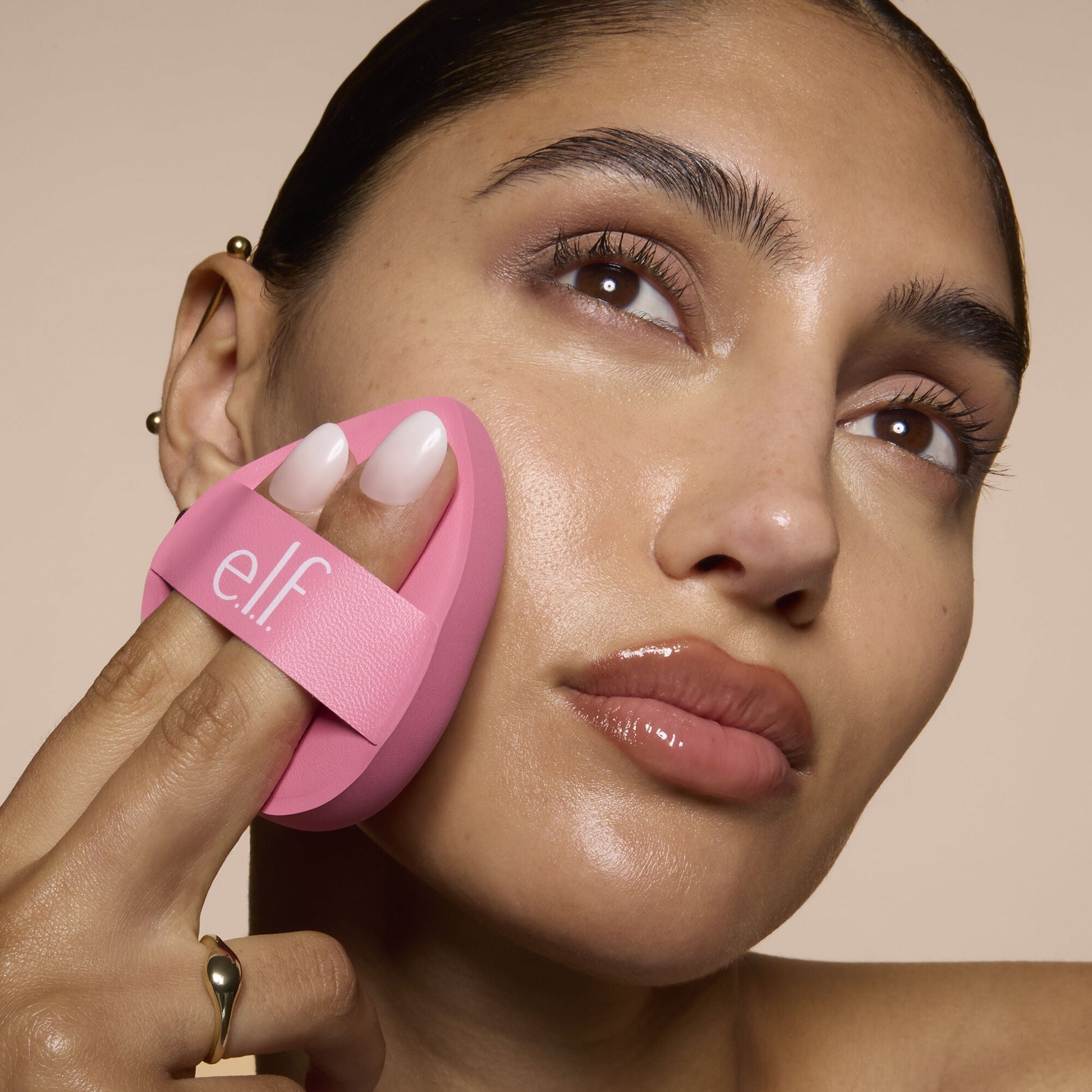 pillow-puff-foundation-sponge-a0 81838_MOM_PILLOW_PUFF_FOUNDATION_SPONGE_TOOL_SHOT_SONALI_0126_V2.jpg