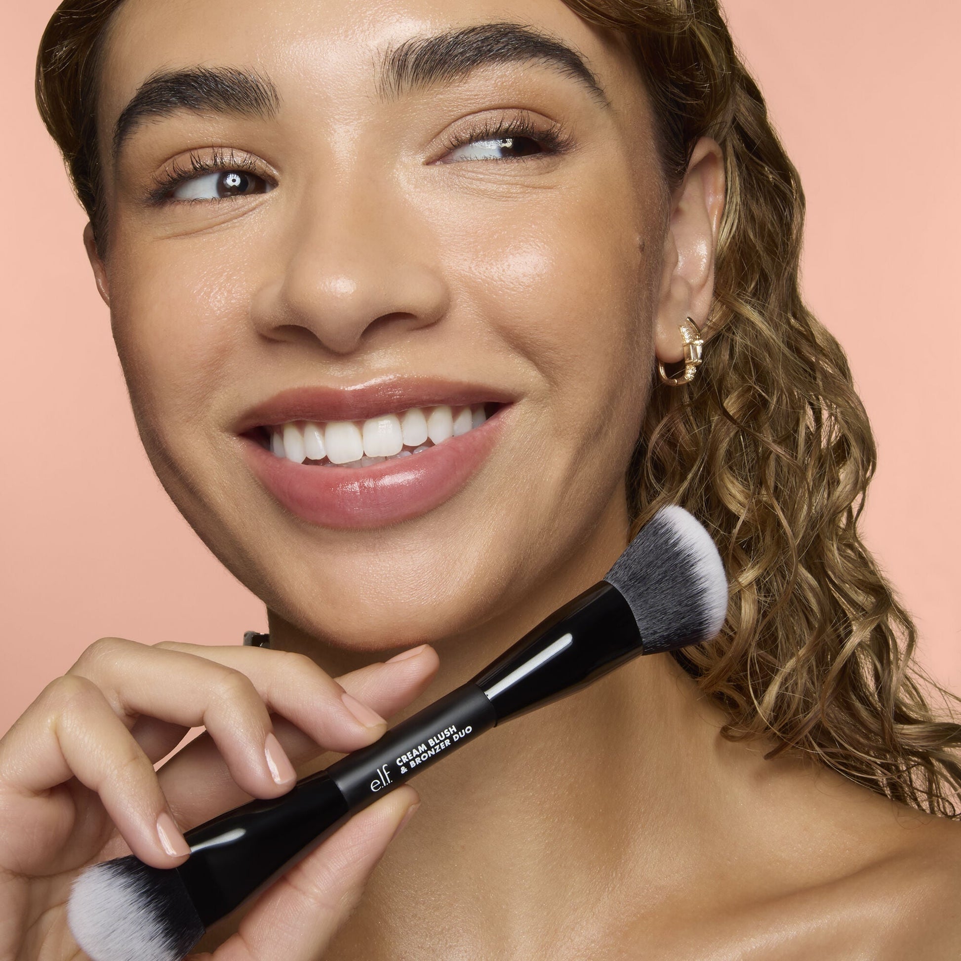 cream-blush-and-bronzer-duo-brush-a2 83857_CREAM_BLUSH_BRONZER_DUO_BRUSH_Q4_Alyssa_0103_V3_7510f340-cab5-4e94-b40f-1ad3f84fd183.jpg