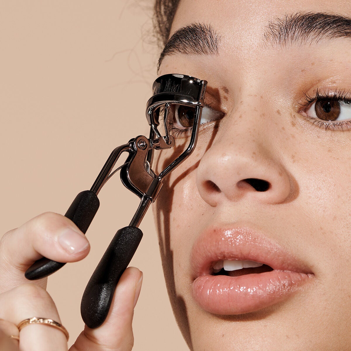 pro-eyelash-curler-j9 84067_ProEyelashCurler_Model.jpg